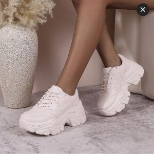 NWT Women's Stylish Cream Sneakers